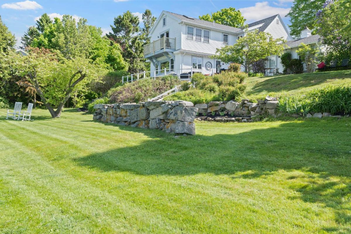 Luxurious 5 bedroom on the ocean, w/ dock & kayaks - Housity