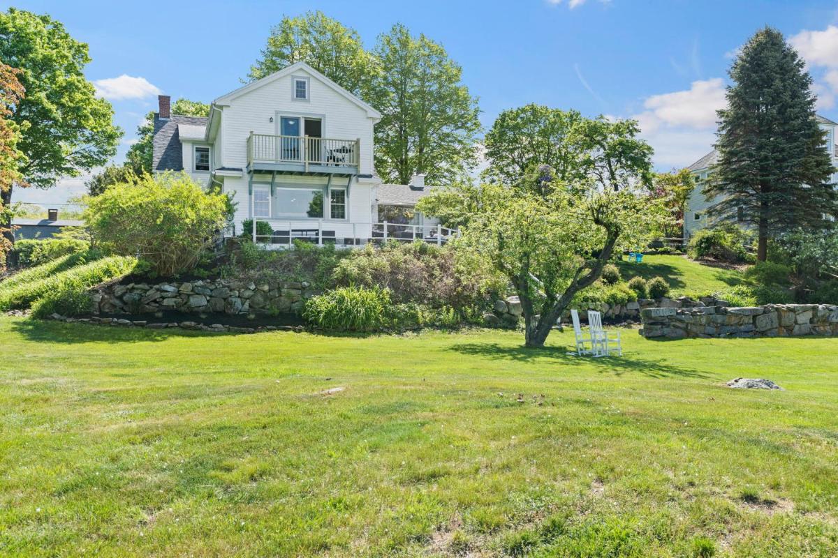 Luxurious 5 bedroom on the ocean, w/ dock & kayaks - Housity