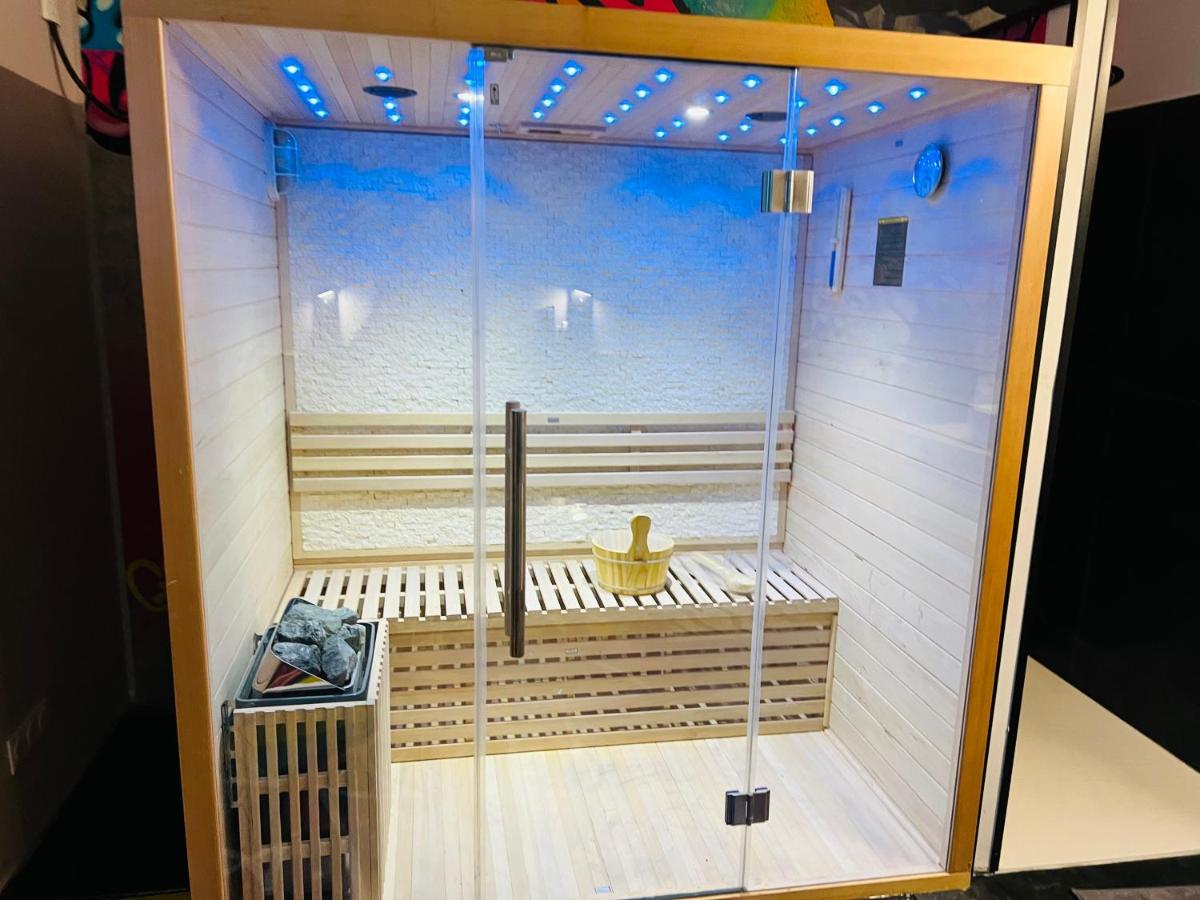 Capsule Street Art - Sauna- Jacuzzi - Playstation 5 - Billard - Netflix - Home cinéma - Terrasse - Housity