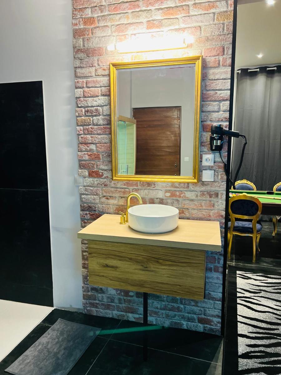 Capsule Street Art - Sauna- Jacuzzi - Playstation 5 - Billard - Netflix - Home cinéma - Terrasse - Housity