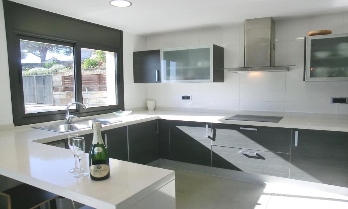 Villa - 4 Bedrooms with Pool and Sea views young people group not allowed - 04664 - Housity