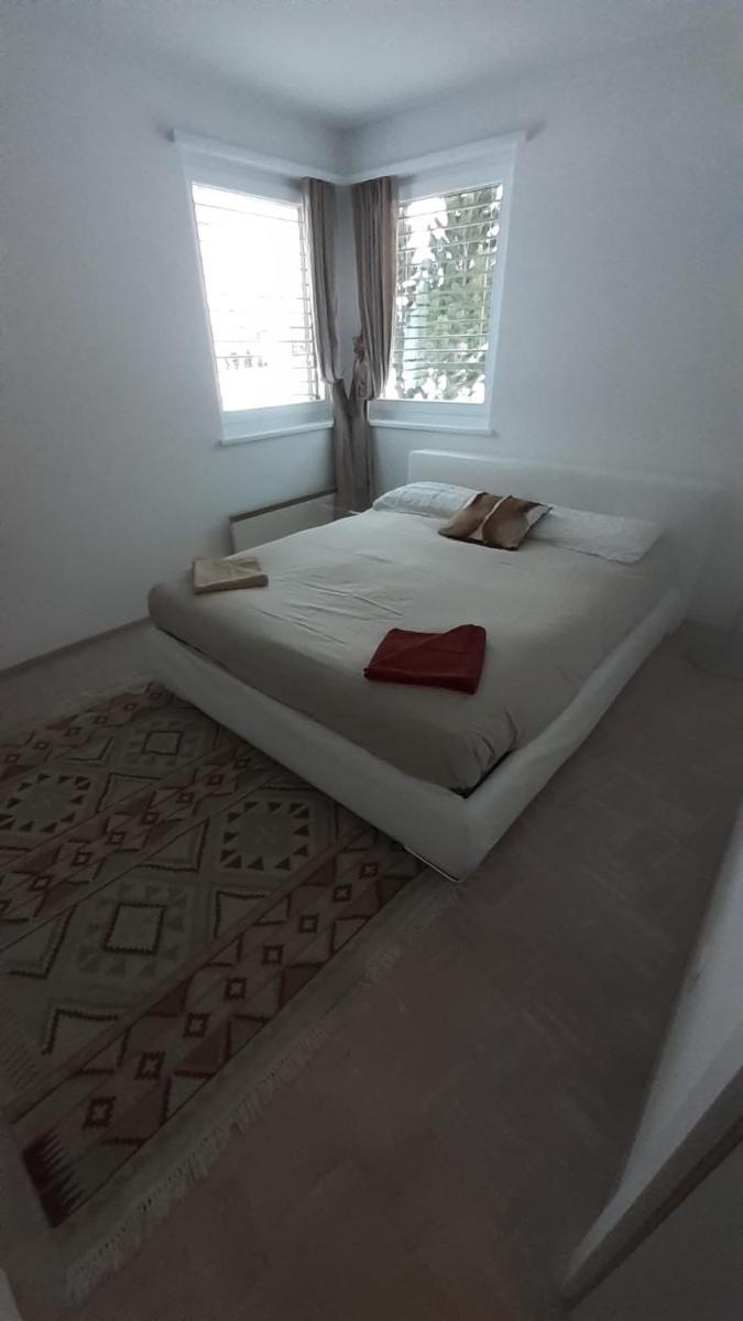 Lovely 3 Bedroom Apt. - Housity