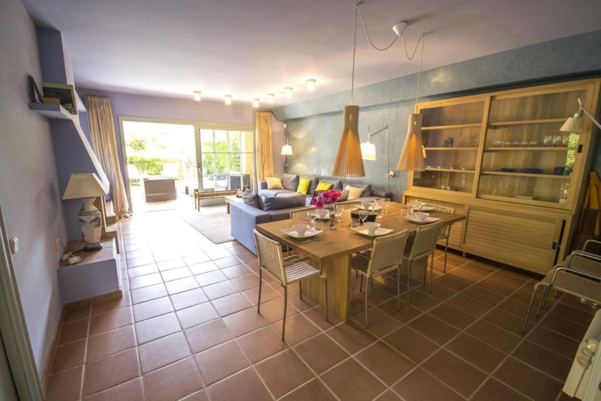 House - 5 Bedrooms with Pool young people group not allowed - 06165 - Housity