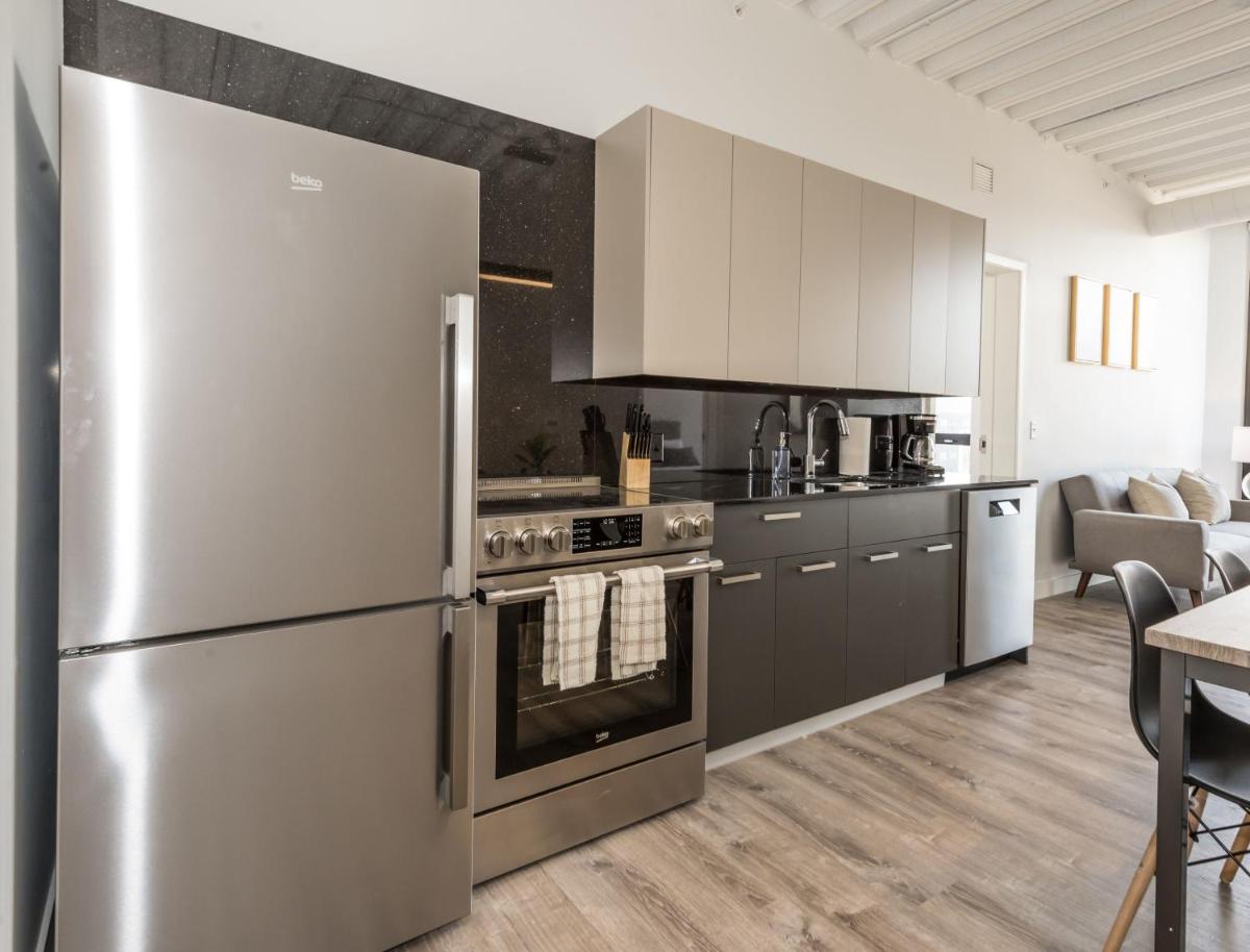 Chic 2 BR Suite with Gym Meeting Room by Stay Gia - Housity