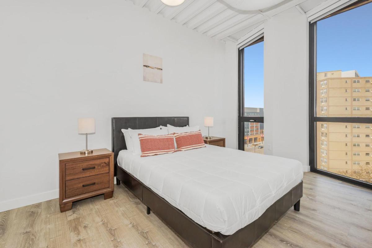 Chic 2 BR Suite with Gym Meeting Room by Stay Gia - Housity