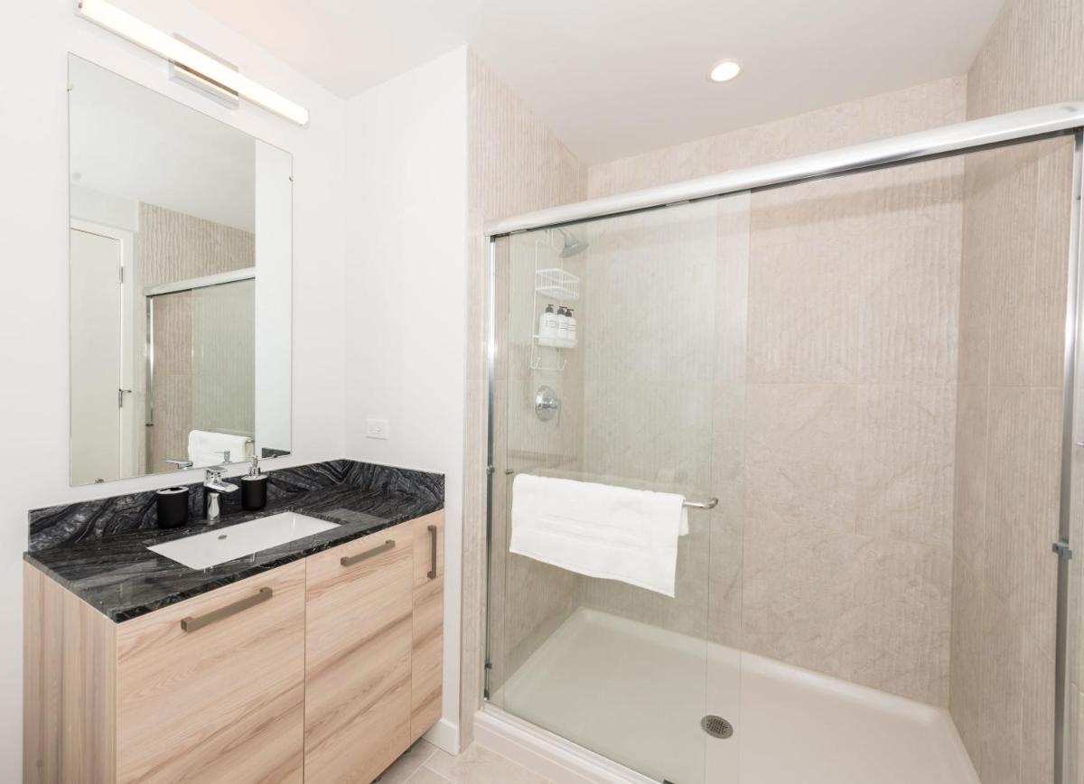 Chic 2 BR Suite with Gym Meeting Room by Stay Gia - Housity