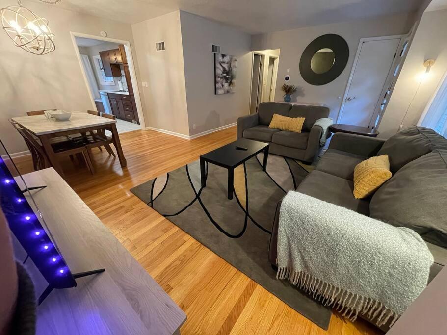 Centrally located Hill House - Housity