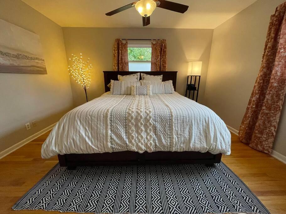 Centrally located Hill House - Housity