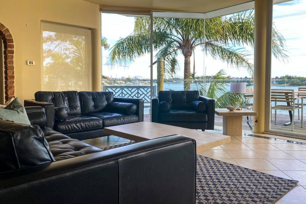 Suitetrails - Private Beach Villa on Water's Edge