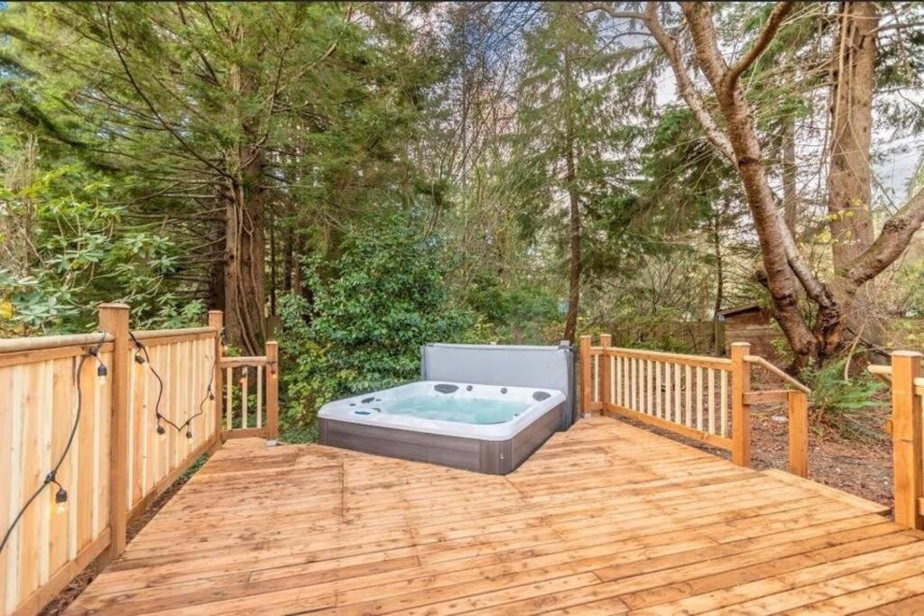 Little Bear's Bungalow; Log Cabin w/Mountain views - Housity