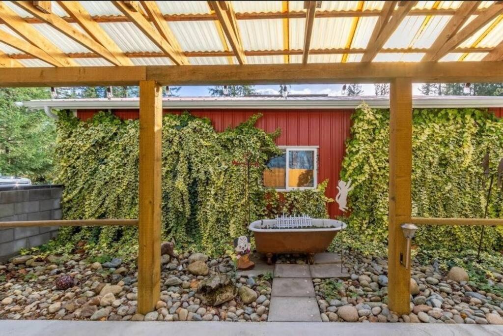 Little Bear's Bungalow; Log Cabin w/Mountain views - Housity