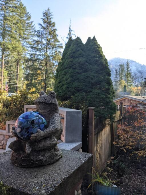 Little Bear's Bungalow; Log Cabin w/Mountain views - Housity