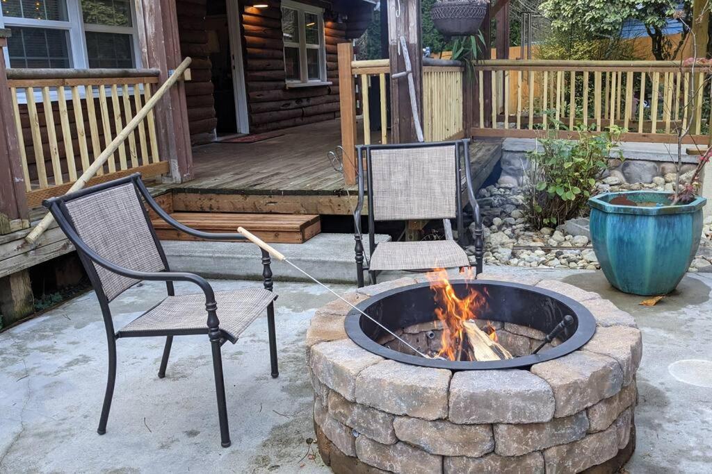 Little Bear's Bungalow; Log Cabin w/Mountain views - Housity