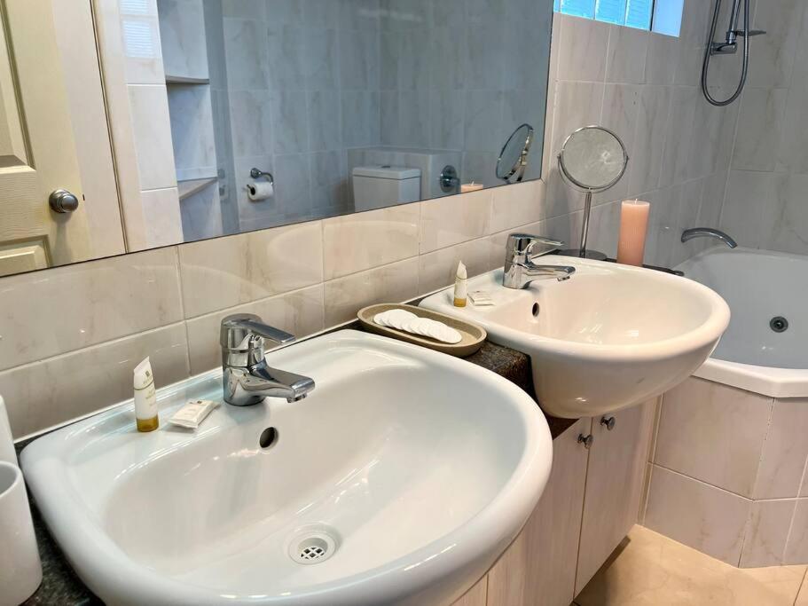 2-Bed Acropol Apartment with Balcony & Parking - Housity