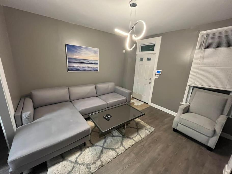 Hollins Residence - Housity