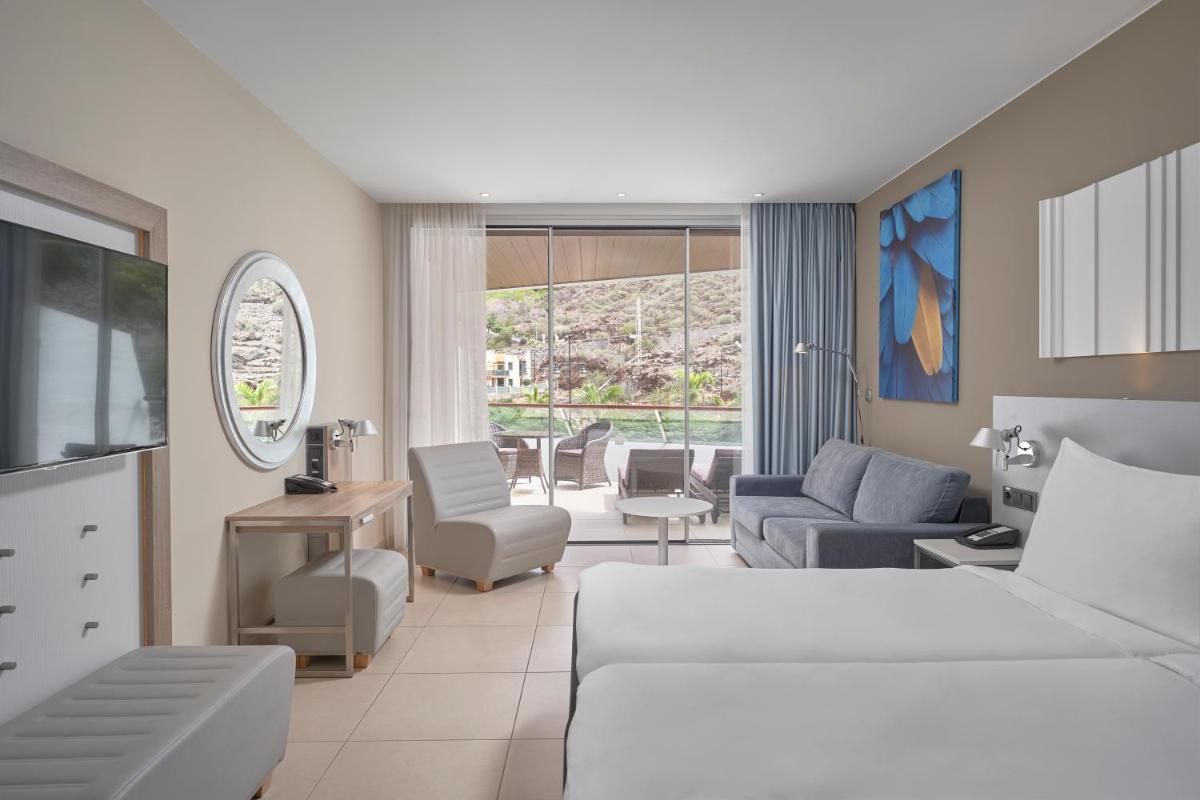 Cama o camas de una habitación en Radisson Blu Resort & Spa, Gran Canaria Mogan