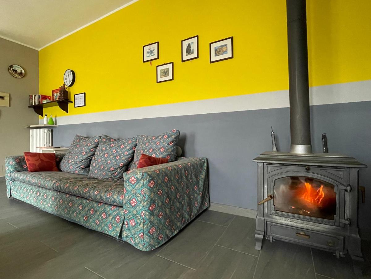 Delightful Home-Lovely Hill View - Housity