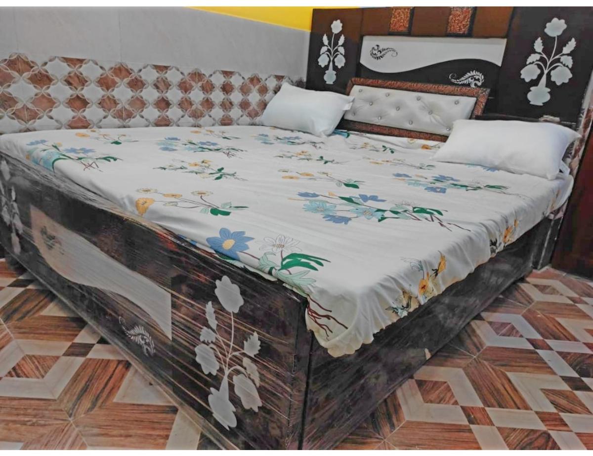 Hotel Sahu Rooms, Ayodhya - Housity