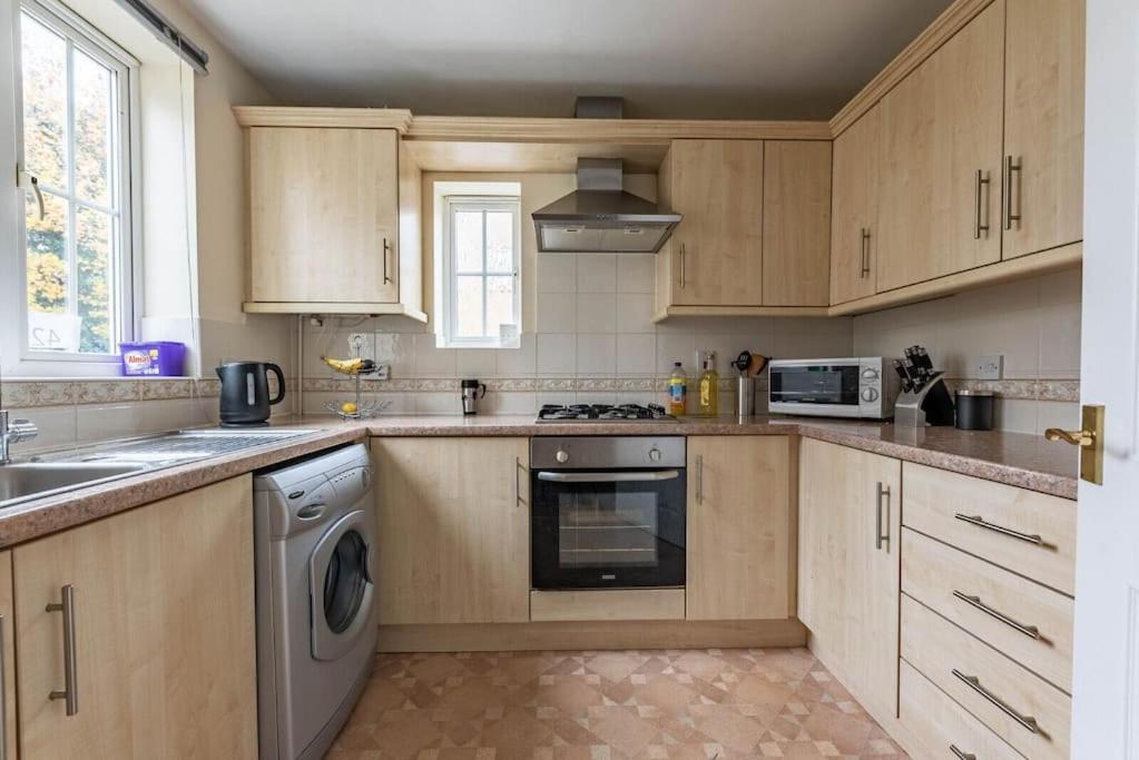 Entire House 2 Bedrooms & two rain power showers - Housity