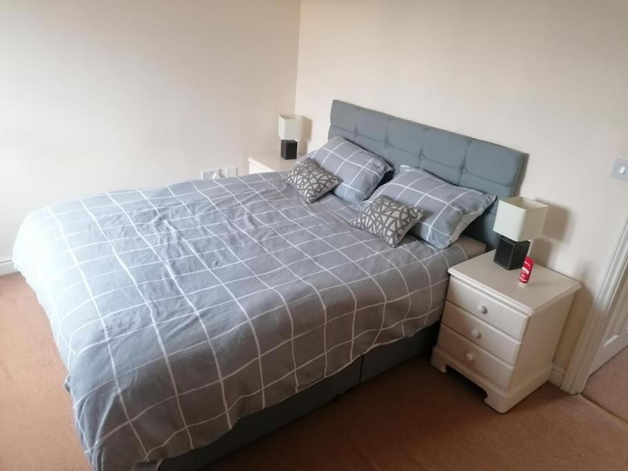 Entire House 2 Bedrooms & two rain power showers - Housity
