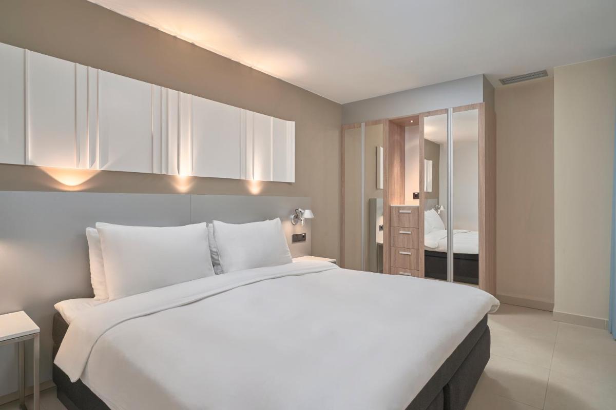 Cama o camas de una habitación en Radisson Blu Resort & Spa, Gran Canaria Mogan