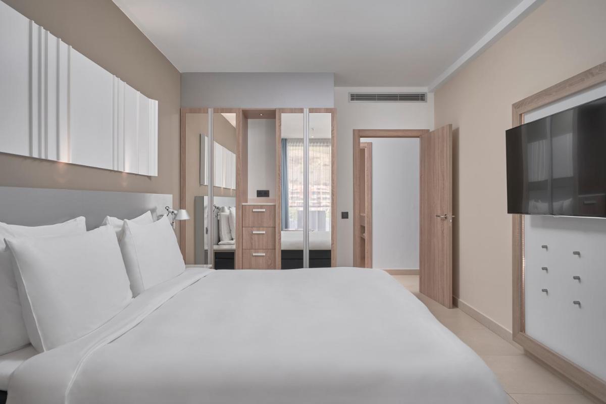 Cama o camas de una habitación en Radisson Blu Resort & Spa, Gran Canaria Mogan