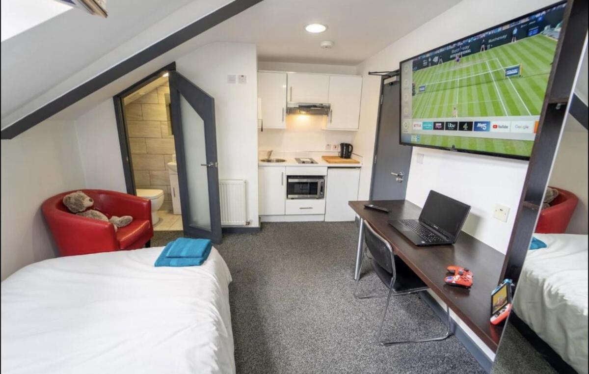 Fully Serviced studio available close to the city - Housity