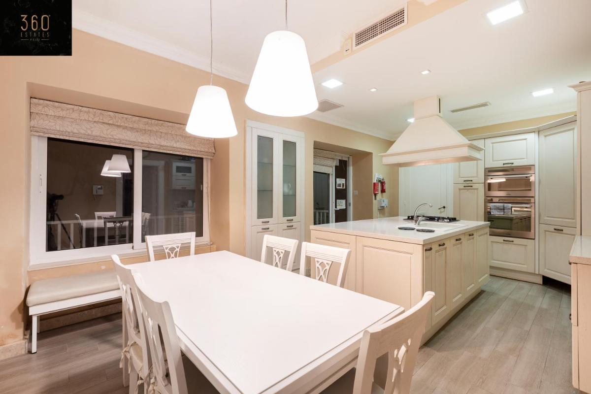 Spacious NUM1 house in Swieqi - Sleeps 18 w/WIFI by 360 Estates - Housity