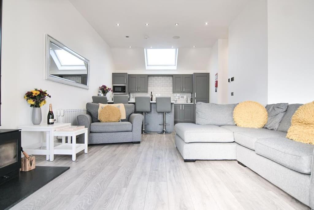 Hoxne Cottages - Daisy Cottage with private hot tub - Housity