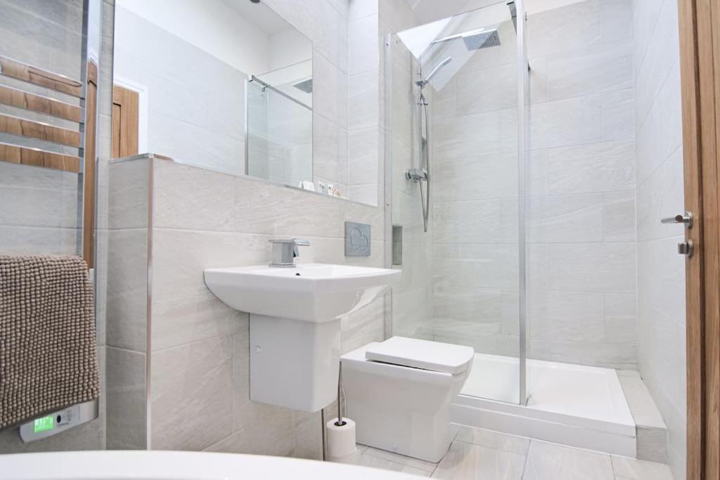 Hoxne Cottages - Daisy Cottage with private hot tub - Housity