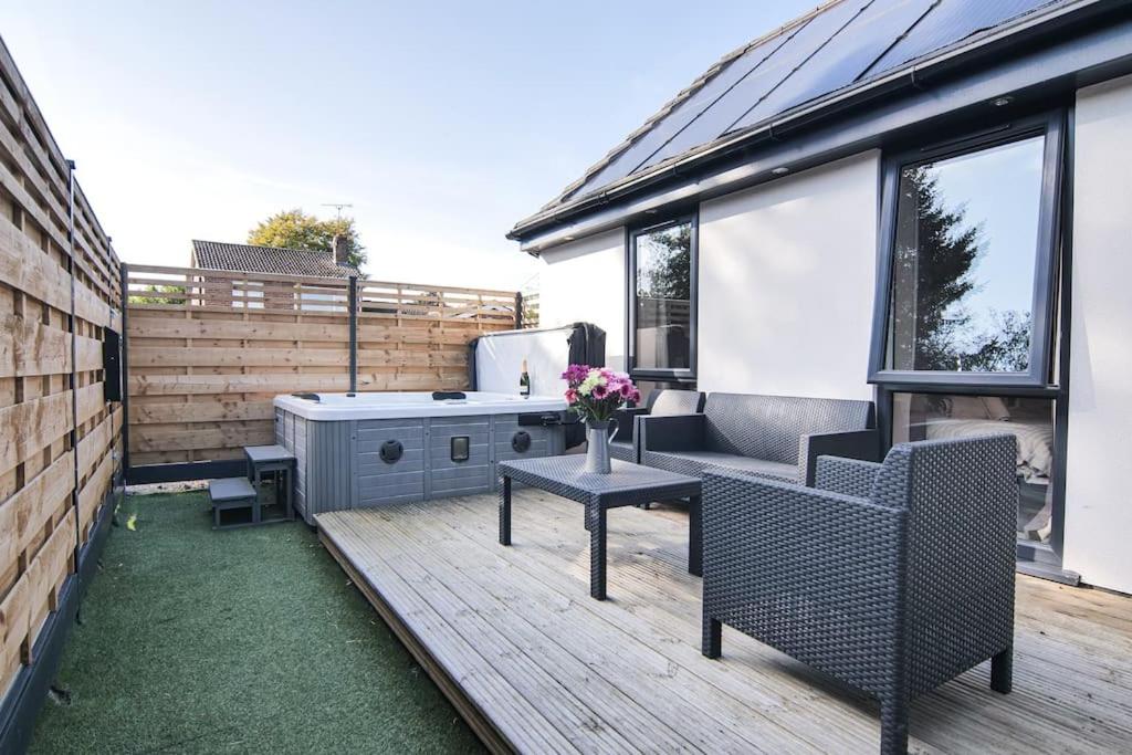 Hoxne Cottages - Sunflower Cottage with private hot tub - Housity