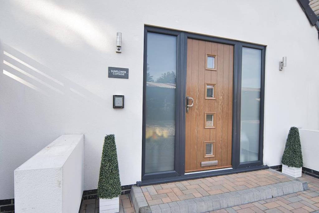 Hoxne Cottages - Sunflower Cottage with private hot tub - Housity