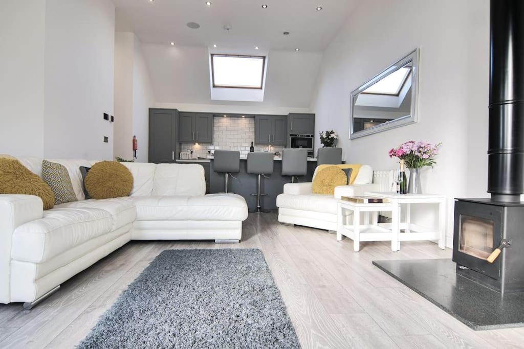 Hoxne Cottages - Sunflower Cottage with private hot tub - Housity