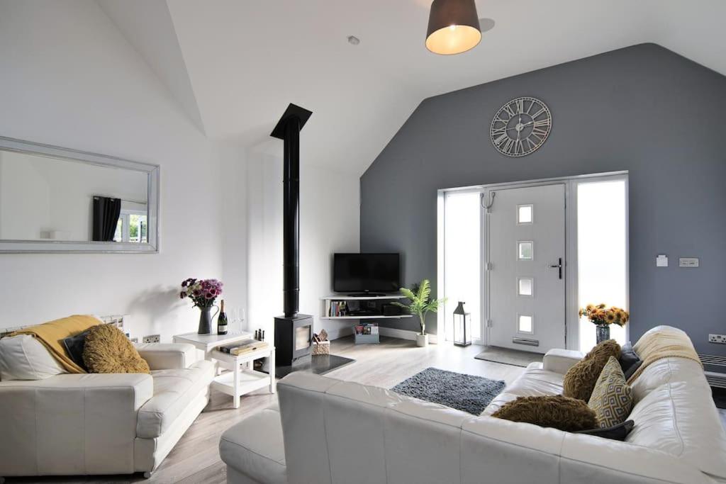 Hoxne Cottages - Sunflower Cottage with private hot tub - Housity