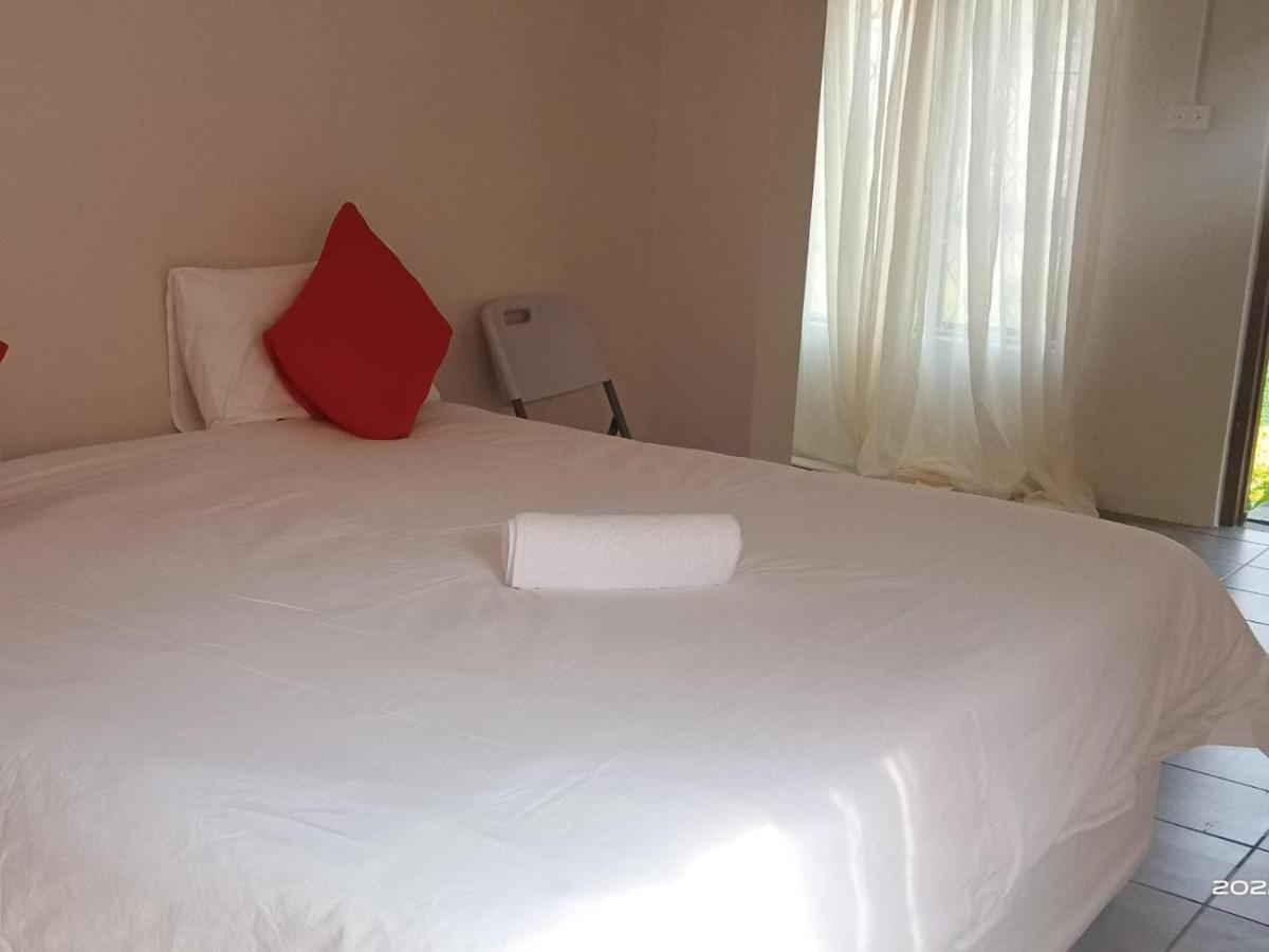 Bongiwe Ngubane B&B -1 Gallway Scottvile - Housity