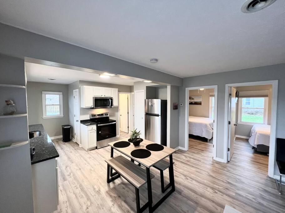 Madison on the Lake Home with Lake Erie views & Pool in Wine Country! - Housity