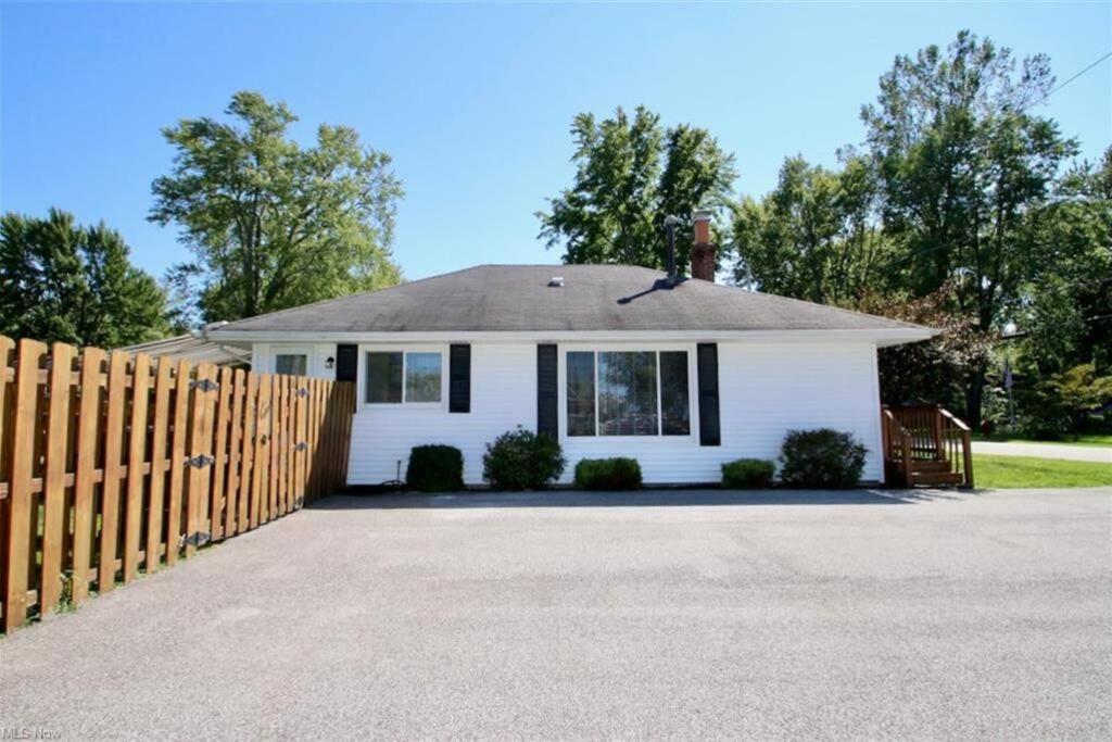 Madison on the Lake Home with Lake Erie views & Pool in Wine Country! - Housity