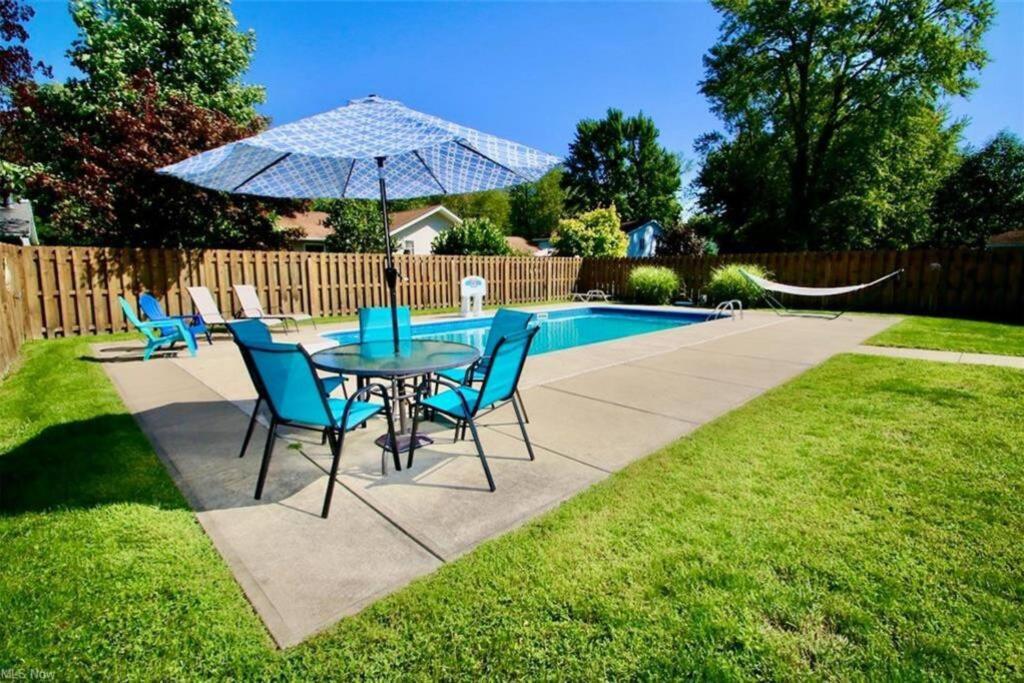 Madison on the Lake Home with Lake Erie views & Pool in Wine Country! - Housity