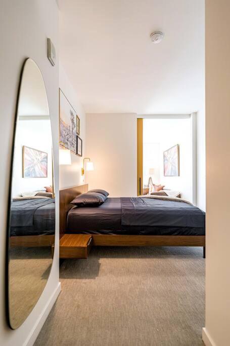 Stunning 1-BR Luxury Condo in DTLA w/ pool & gym! - Housity