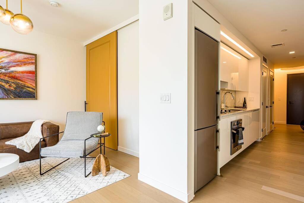 Stunning 1-BR Luxury Condo in DTLA w/ pool & gym! - Housity