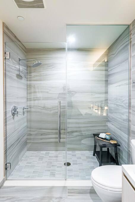 Stunning 1-BR Luxury Condo in DTLA w/ pool & gym! - Housity