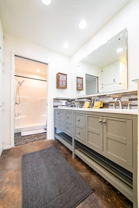 Desert Ruby: Spacious, Stargazing, Fenced, Gym - Housity