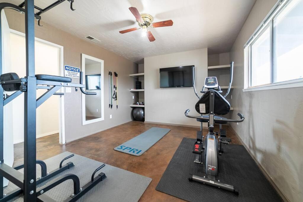 Desert Ruby: Spacious, Stargazing, Fenced, Gym - Housity