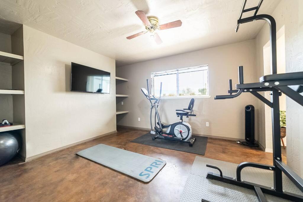 Desert Ruby: Spacious, Stargazing, Fenced, Gym - Housity