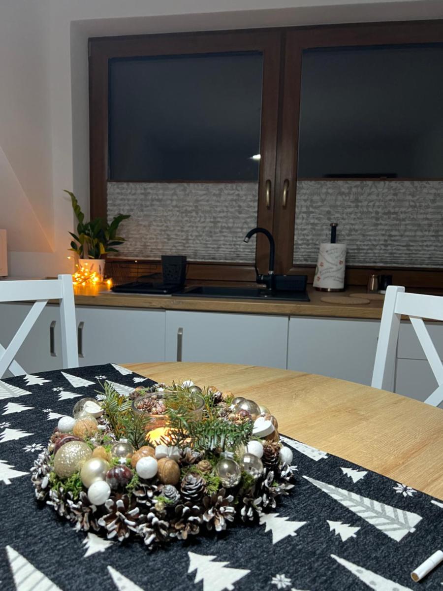 Pokój z aneksem kuchennym - Housity