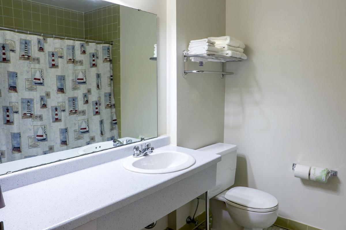 Lighthouse Inn - Two Rivers - Housity