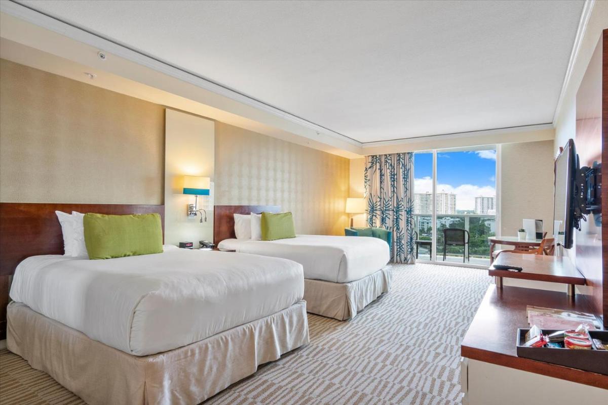 Luxe beachfront studio at Sunny Isles Miami - Housity