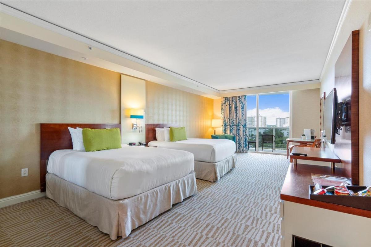 Luxe beachfront studio at Sunny Isles Miami - Housity