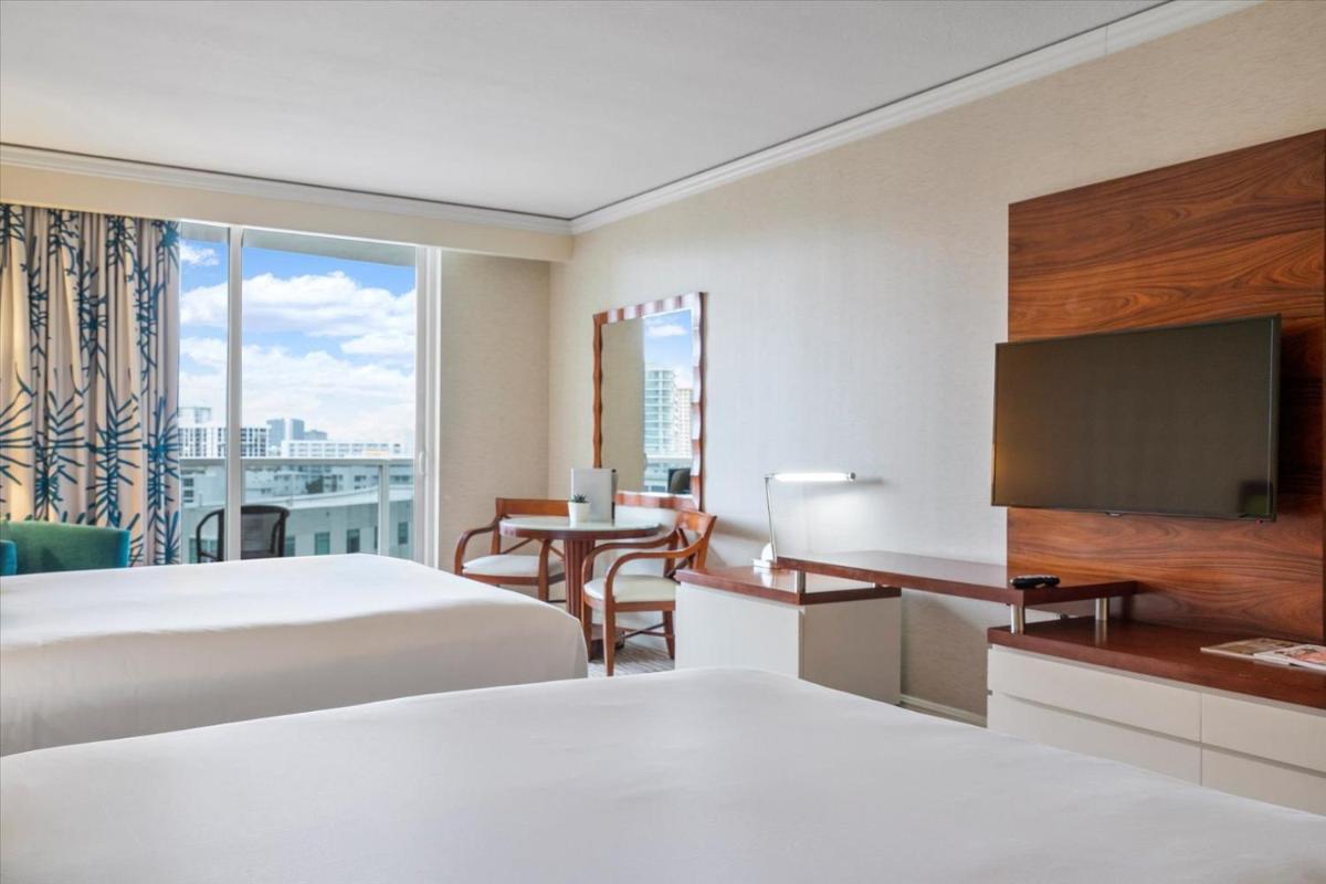 Luxe beachfront studio at Sunny Isles Miami - Housity