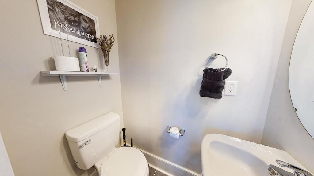 NEW! Renovated Townhome w/ Putting Green & Patio! - Housity
